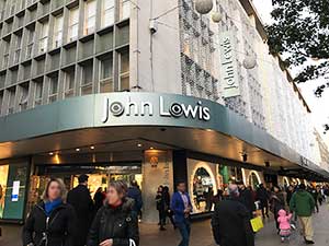 「JohnLewis」外観、oとeに注目