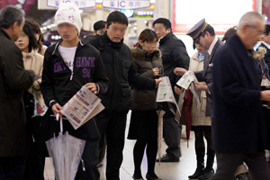 主要駅で従業員が広告号外を配布（写真提供：阪急電鉄）