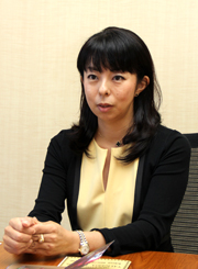 藤岡奈保氏