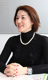 岡 香里氏