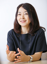 伊東綾子氏