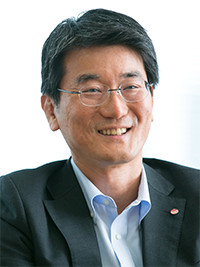 初芝　進氏