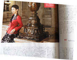 掲載された蓮舫・行政刷新担当大臣の装い （いずれも「VOGUE NIPPON」11月号より）