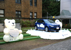 車両展示。同社の環境保全活動の一環であるホッキョクグマの保護を訴求したバルーン展示は、家族で記念撮影をする人気コーナーに