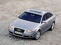 アウディ初のシングルフレームグリルをまとった「AUDI A6」。第１回ワールド・カー・オブ・ザイヤー受賞（2005年）（写真提供：アウディジャパン）